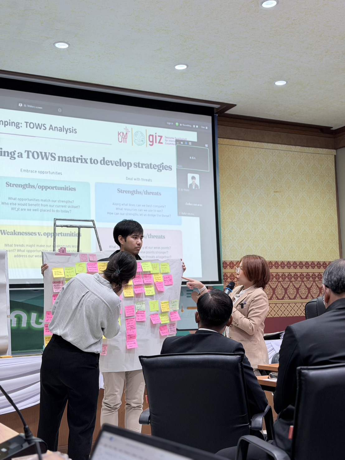 title - สวผ.สพป.ร่วมกับองค์กรความร่วมมือระหว่างประเทศของเยอรมัน (GIZ) และคณะอาจารย์จากมหาวิทยาลัยเทคโนโลยีพระจอมเกล้าธนบุรี จัดประชุมเชิงปฏิบัติการ (workshop) เรื่อง การวิเคราะห์ผลลัพธ์เชิงลึกโครงการระบบสูบนํ้าพลังงานแสงอาทิตย์เพื่อการเกษตรในเขตปฏิรูปที่ดิน ตําบลเขาซก อําเภอหนองใหญ่ จ.ชลบุรี  